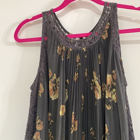 Cute little pleated dress - Picture 2 of 7